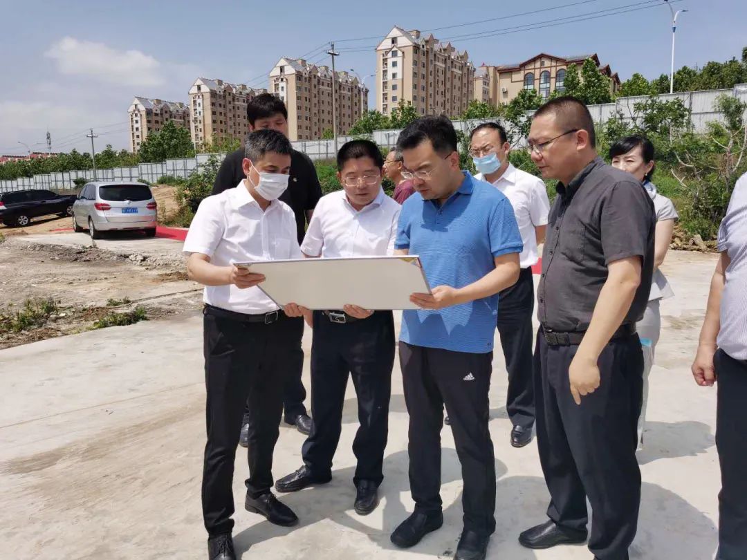 中心主任陈新姿及保利置业山东公司董事长李阳,烟台公司总经理吴昭冰